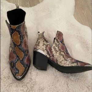 Jeffrey Campbell Cromwell Booties 👢 💕